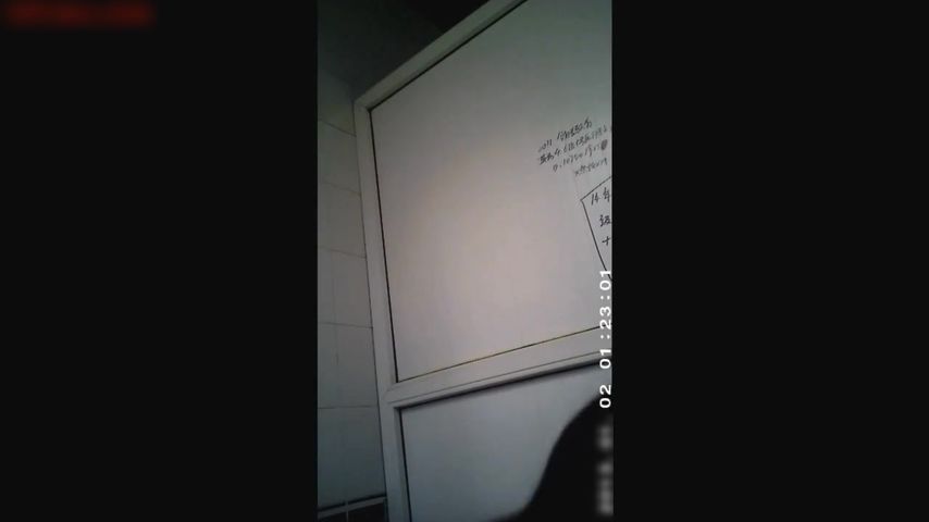 外站流出国内牛人潜入高校女厕近距离偷拍几个漂亮妹子的嫩穴