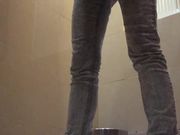 商城厕拍系列 滑冰的妹子憋不住差点尿到裤子里 门都不关了