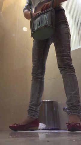 商城厕拍系列 滑冰的妹子憋不住差点尿到裤子里 门都不关了