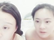 毁三观推荐 真实母女全程露脸全裸直播 老的38岁风韵犹存 嫩的18岁长得很水灵粉嫩直播说有172CM高挑身高