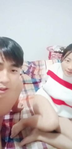 玲妹妹双人激情露脸小夫妻，生活不易镜头前直播啪啪，还在哺乳期奶水很多，激情爆操浪叫不断熟透了续