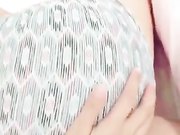 苗条白嫩网红妹粉丝吊带闺房自摸难耐好想要到隔壁房勾引睡觉中的弟弟扒掉内裤主动吃鸡巴被猛操内射对白淫荡