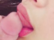 苗条白嫩网红妹粉丝吊带闺房自摸难耐好想要到隔壁房勾引睡觉中的弟弟扒掉内裤主动吃鸡巴被猛操内射对白淫荡