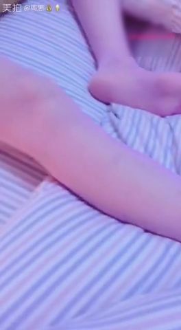 苗条白嫩网红妹粉丝吊带闺房自摸难耐好想要到隔壁房勾引睡觉中的弟弟扒掉内裤主动吃鸡巴被猛操内射对白淫荡