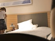 外表看起来挺水灵的年轻漂亮妹子援交经商大老板口活胸推撸JJ然后被爆操干的啪啪响像吃大力丸了一样猛