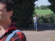 颜值不错健美身材美女鸡动啪啪作品 农场里的小美女清晰操穴这环境搞起来很刺激，肉肉靓女嫩B一流720P高清