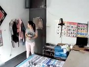 家庭摄像头破解强开TP居家内部的私密生活悲剧的两口子要行房事突然回来人了欲望少妇边看小电影边用口红自慰