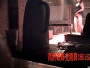 农村县城洗浴中心一条龙服务共享大厅的艳舞表演随嗨曲扭动脱去衣服奇葩的是前排一位气质大姐看一会忍不住终于离开了