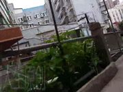 傍晚饭后城中村溜达被站在小巷拉客的少妇带入小旅馆来一炮一边干一边看手机