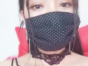 新人口罩美女主播身材苗条边跳边脱 沙发上抠逼自摸呻吟诱惑 逼逼微毛粉嫩喜欢的不要错过