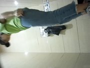 外站流出商场全景女厕偷拍来月经的妹子牛仔裤破得真有特色