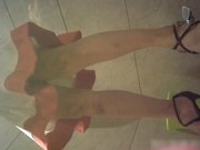 外站流出云上会所高清系列粉红内裤美眉貌似屁股痒不停的抠