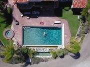 The Naughty Stepdaughter 泳池边享受继父大黑屌的淘气女儿