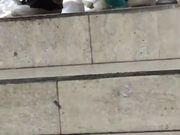 偷拍妹子貌似很累门没关睡着了