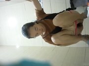 黑丝服务员妹子憋了很久尿得很粗一条水柱