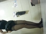 黑丝服务员妹子憋了很久尿得很粗一条水柱