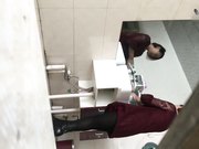 卫生间偷拍的妹子人美逼嫩说话声音温柔