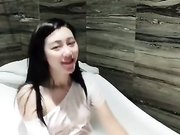 纯白色衬衣酒店浴室湿身诱惑自慰