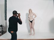 被摄影师大黑屌暴操的白嫩女模