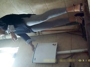 某站最新流出女厕高清露脸几个高颜值美眉戴名表潮妹的卫生纸擦完鼻子再擦逼