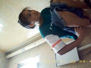 某站最新流出女厕偷放摄像头偷拍年轻美眉嘘嘘耐克鞋妹子不停打电话