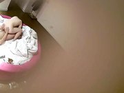 特色宾馆偷拍年轻胸大的美女和四眼仔胖男偷情啪啪,男的虽胖操起逼来真厉害,不停爆操美女