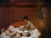 特色情趣酒店家境不错的四眼仔买来情趣用具和女友玩SM把她折磨的够呛大声嚎叫