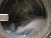 洗衣房里在一群陌生人面前做爱