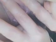 半老徐娘想入非非露脸情趣装，一多紫薇大秀，尿尿特写道具抽插，诱惑哥哥挣钱生活费也不容易