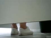 盗拍网站流出医院女厕尾随露脸偷拍穿拖鞋妹子在想什么一脸愁容