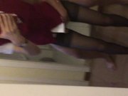 度娘流出年轻漂亮的美女空姐和男友先对着镜子边操边拍,又在床上用道具震她干的大叫：使劲操我,插我小骚逼!