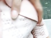 感美女公园游玩时被好色男搭讪挑逗后在凉亭啪啪