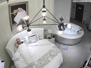 汉奸头型花白发领导大叔艳福不浅套房私会苗条气质小情人鸳鸯浴互搓洗干净回床激情啪啪啪妹子很骚说用力操我