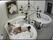 眼镜男喜欢舔脚挑逗一番直接扒掉美女白领内裤露出大白屁股强势插入快速抽送凄惨动人呻吟声随啪啪声齐响小伙真猛