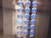 性感网红美女下楼取快递时故意找借口把快递员骗到房间引诱日她