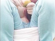 18岁大一萌妹子公园草坪大胆值播用水果插穴太刺激了