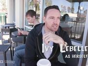 被假制作助理骗奸的少妇