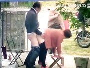 保安翻看监控农家小院大爷和姘头大白天在门前老汉推车 一边看一边调侃