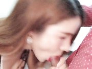 大奶美少妇在楼道给炮友口交楼下还有人搞卫生