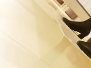 国内牛人潜入某KTV隔板女厕露脸近距离偷拍美女嘘嘘