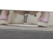 国内牛人潜入某KTV隔板女厕露脸近距离偷拍美女嘘嘘