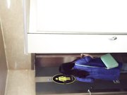 国内牛人潜入某KTV隔板女厕露脸近距离偷拍美女嘘嘘