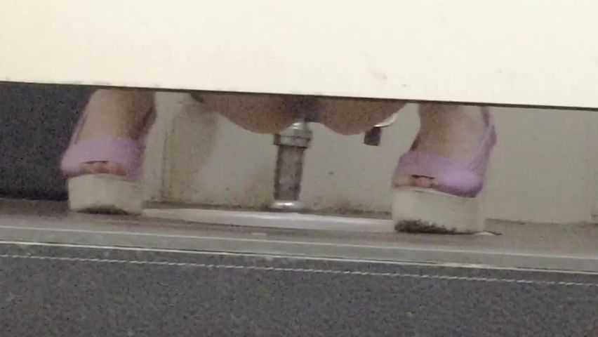 国内牛人潜入某KTV隔板女厕露脸近距离偷拍美女嘘嘘