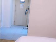 网红美女剧情演绎叫服务员来强行按倒床上勾引拔掉裤子就吃J8硬了就坐上去猛摇