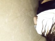 国内牛人潜入某娱乐城KTV女厕偷窥不小心被发现了被妹子用眼神怒视