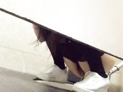 国内牛人潜入某娱乐城KTV女厕偷窥不小心被发现了被妹子用眼神怒视