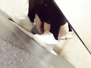 国内牛人潜入某娱乐城KTV女厕偷窥不小心被发现了被妹子用眼神怒视