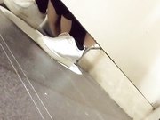 国内牛人潜入某娱乐城KTV女厕偷窥不小心被发现了被妹子用眼神怒视