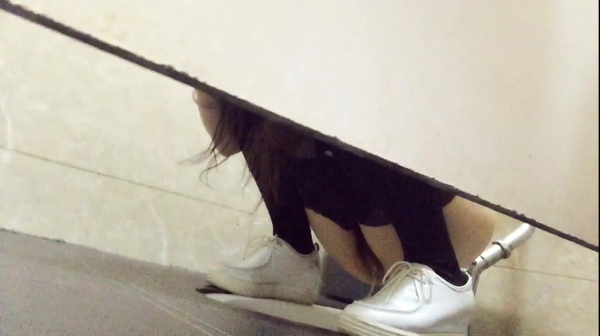 国内牛人潜入某娱乐城KTV女厕偷窥不小心被发现了被妹子用眼神怒视