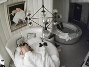 情趣酒店豪华房偷拍非常能干的眼镜男床上干到浴缸站着快速抽插